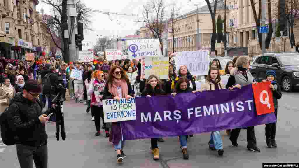 La Marșul feminist din acest an, activiștii au adus în vizor inclusiv solidaritatea cu Ucraina și cu femeile care sunt prinse între pace și război.
