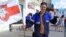 Дзяніс Сайко ў Горадні зь бел-чырвона-белым сьцягам. Архіўнае фота