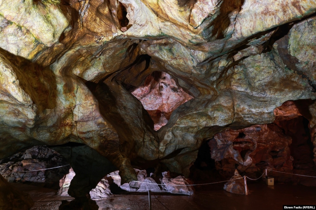 Kjo pamje më afër tregon Hartën e Kosovës - formë kjo e krijuar natyrshëm nga gurët dhe kristalet brenda shpellës.