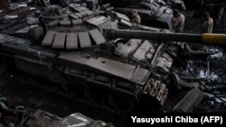 Военнослужащие 14-й механизированной бригады ВСУ рядом с захваченным российским танком, Харьковская область, февраль 2023 года