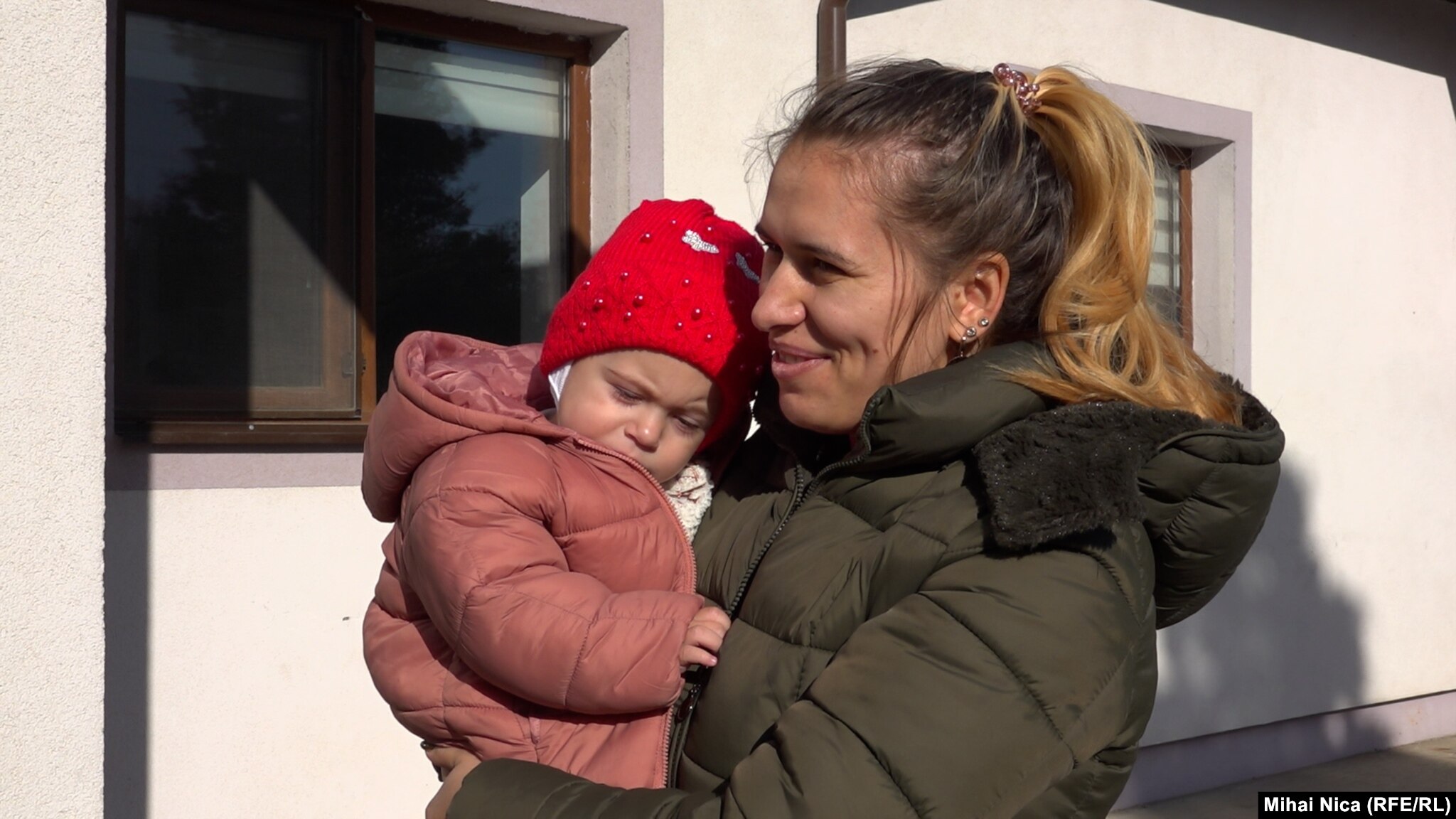 Adriana Tudor, localnică din Colelia, județul Ialomița, ajunge cel puțin o dată pe lună la medic în Slobozia cu fiica ei, Sofia. Comuna în care locuiește are o clinică nouă, dar nu are specialiști.