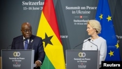 Ghana se numără printre țările africane care sprijină ferm lupta Ucrainei împotriva agresiunii rusești. În imagine: președintele Nana Addo Dankwa Akufo-Addo (st) cu șefa Comisiei Europene, Ursula von de Leyen, la summitul de pace pentru Ucraina din Elveția, din 2024.