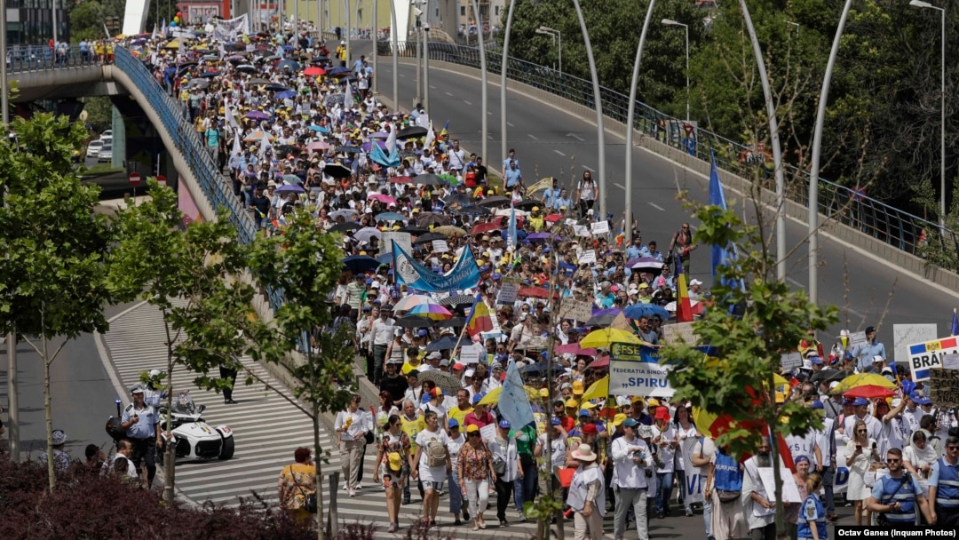 Profesorii au organizat vineri 9 iunie al doilea mare marș de protest în Capitală, cu 20.000 de oameni. Ei au mers la Palatul Cotroceni unde nu i-a primit nimeni, pentru că președintele Klaus Iohannis era plecat. 