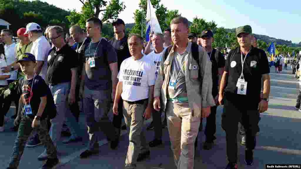 Procjenjuje se da ih je bilo između 12.000 i 15.000. Većina nije preživjela. na fotografiji: dolazak učesnika Marša mira u Memorijalni centar Srebrenica - Potočari