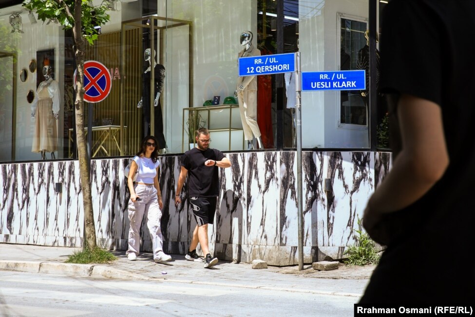 Një rrugë e emëruar për nder të ish-shefit të NATO-s, Wesley Clark, në Ferizaj, Kosovë.