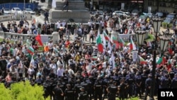 Протестиращи пред сградата на парламента, 6 юни