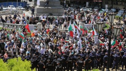Около 100 200 поддръжници на проруската партия Възраждане протестираха във вторник