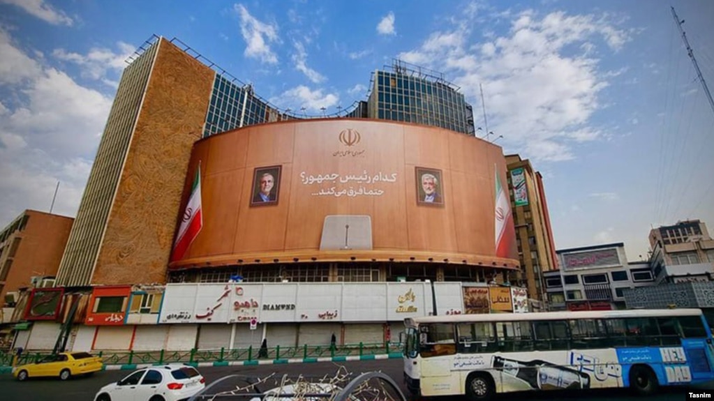 دیوارنگاره میدان ولی‌عصر تهران که شهردار اصولگرای تهران با الهام از شعار تبلیغاتی این جریان در انتخابات نصب کرده است