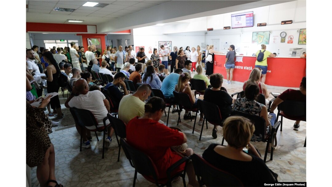 Mai multe persoane stau la coadă pentru a dona sânge la Centrul de Transfuzii Sanguine din București. 27 august 2023.