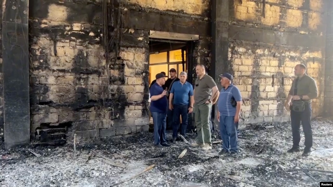 Ce a mai rămas din sinagoga arsă duminică de atacatorii din Daghestan, o regiune a Rusiei.