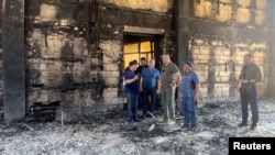 Serghei Melikov, șeful regiunii Daghestan, vizitează sinagoga Derbent în urma unui atac și a unui incendiu care au avut loc duminică, 23 iunie.