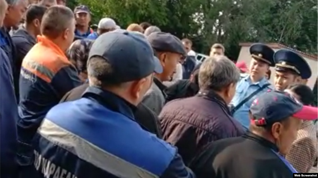 Кадр из видео с забастовки работников «Караганды су». Караганда, 29 августа 2023 года 