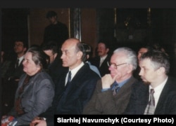 Івонка Сурвіла, Зянон Пазьняк, Васіль Быкаў, Сяргей Навумчык. Прага, 2000
