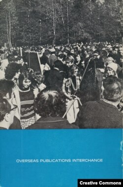 Задняя обложка книги "Искусство под бульдозером" (1977). На фото – посетители выставки в Измайловском парке