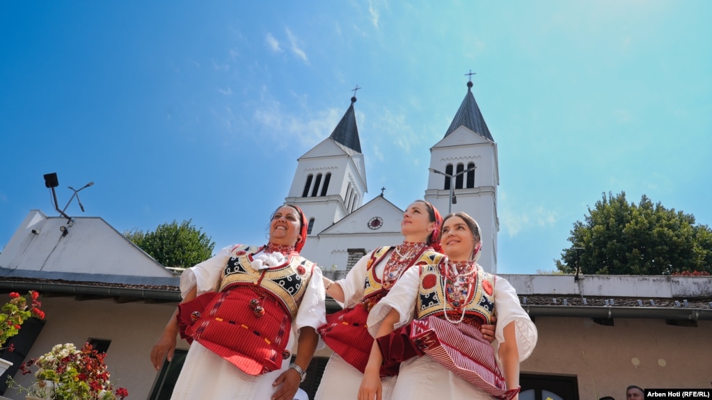 Neda Periq (e para nga e majta) me familjaret e saj në festën e Zonjës së Madhe në Letnicë.