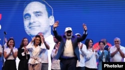 Armenia - Prime Minister Nikol Pashinian greets supporters during an election campaign rally in Yerevan, September 15, 2023.