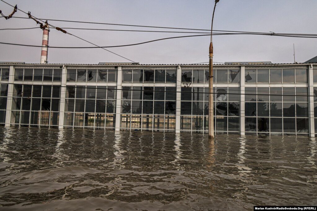 За попередніми даними, у Херсонській області підтоплені 20 населених пунктів на правому березі Дніпра та 2612 будинків внаслідок руйнування Каховської ГЕС