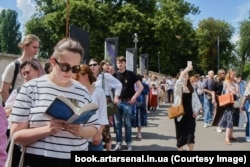 Oamenii stau la coadă la intrarea la Festivalul „Book Arsenal” de la Kiev, pe 1 iunie.