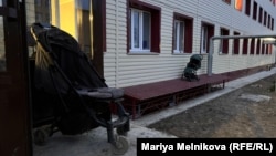Детские коляски у Дома юношества «Шанырак» в Уральске. 18 мая 2024 года