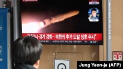 Një person në Seul shikon lajmet lidhur me lëshimin e rakete nga Koreja e Veriut. 28 janar 2024.