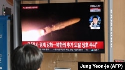 Muškarac gleda vijesti sa snimkom testa sjevernokorejskog projektila na željezničkoj stanici u Seulu 28. januara 2024. 