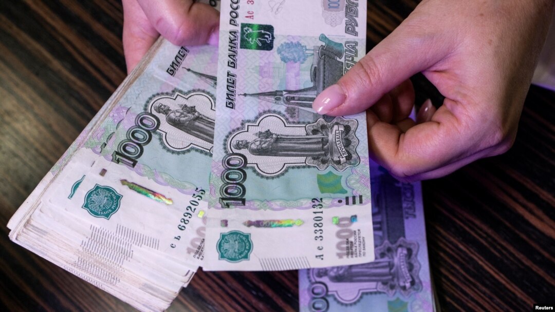 Folosirea profitului generat de conturile înghețate ale Băncii Rusiei în interesul Ucrainei a fost discutată luni de zile de țările europene. Unii se tem că ar putea „speria” alte terțe țări care vor să-și țină banii în UE. 