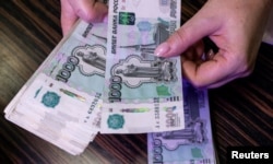 Ruske novčanice od 1.000 rubalja u bancu u Moskvi, 9. oktobar 2023.