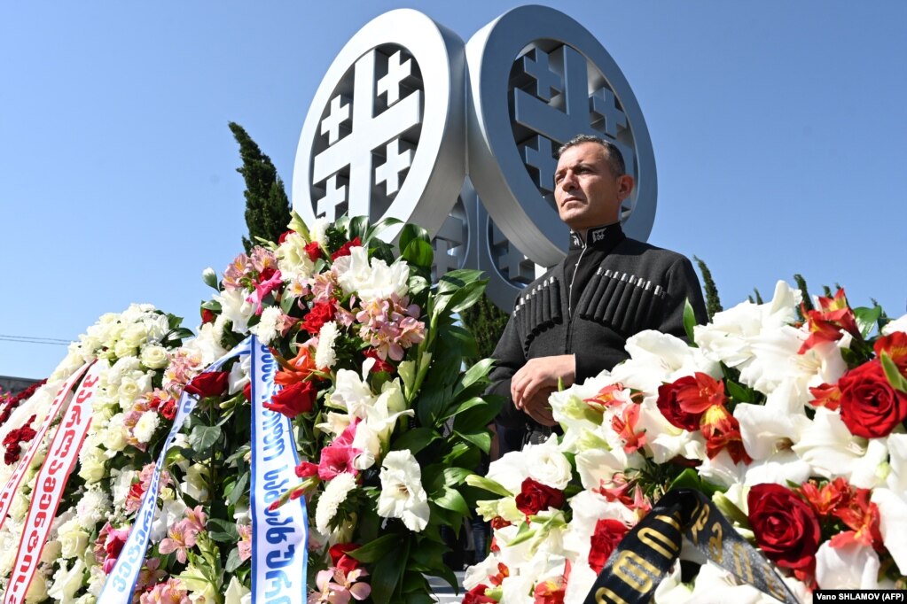 Një roje nderi gjeorgjiane merr pjesë në një ceremoni përkujtimore në një varrezë në Tbilisi më 8 gusht për ushtarët gjeorgjianë të vrarë gjatë luftës së vitit 2008 me Rusinë, 15 vjet më parë.