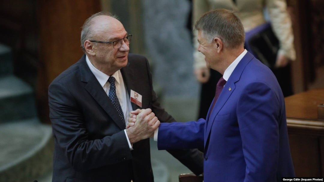 Șeful Curții Constituționale, Marian Enache, bate palma cu președintele Klaus Iohannis. Cei doi vor avea un cuvânt important de spus în traseul legii privind pensiile de serviciu - „speciale”. 