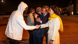 شهروند دانمارکی آزادشده (چپ) در عکسی که وزیر خارجه بلژیک منتشر کرد