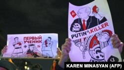 Плакат з написом «Путін – убивця» на акції біля посольства Росії у Вірменії в день повідомлення про смерть опозиціонера Олексія Навального. Єреван, 16 лютого 2024 року