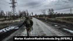 Український військовий у місті Авдіївка Донецької області, 10 березня 2023 року 