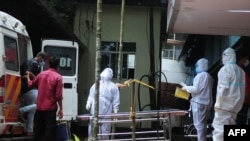 ინდოეთი, კერალას შტატი. მედპერსონალი ამოწმებს ადამიანებს, რომლებსაც "ნიპას" ვირუსით დაინფიცირებულ ადამიანთან ჰქონდათ კონტაქტი. სექტემბერი, 2023 წელი