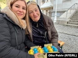 Жанна з Бородянки принесла освячувати синьо-жовті яйця в російську церкву. Женева, 15 квітня 2023 року
