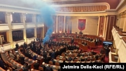 Flakadan i ndezur gjatë seancës ku Kuvendi i Shqipërisë votoi për t'ia hequr imunitetin ish-kryeministrit, Sali Berisha, 21 dhjetor 2023.