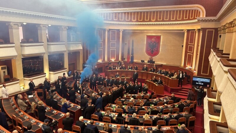Kuvendi i Shqipërisë hap rrugën për arrestimin e ish-kryeministrit Berisha
