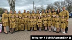 Участники "военного парада" с детьми в Ейске, 29 апреля 2023 г. Фото из телеграм-канала главы района Романа Бублика
