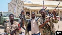 Войници от суданската армия, верни на лидера си Абдел Фатах ал Бурхан, позират за снимка в базата на Силите за бърза подкрепа (СБП) в град Порт Судан, 16 април 2023 г.