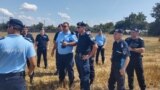 Jandarmii au căutat, joi, în perimetrul din spatele caselor afectate, în lanul de porumb, să vadă dacă există resturi care au zburat din cisternele explodate