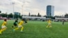 Juniori de la clubul de fotbal CS Atletic (în galben) din orașul Otopeni în timpul unui meci jucat împotriva echipei Micii Fotbaliști, pe 8 iunie 2024.