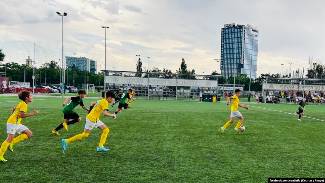 Juniori de la clubul de fotbal CS Atletic (în galben) din orașul Otopeni în timpul unui meci jucat împotriva echipei Micii Fotbaliști, pe 8 iunie 2024.
