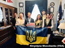Пітер Ларр (на фото поруч із прапором США) був учасником українських днів у Конгресі США