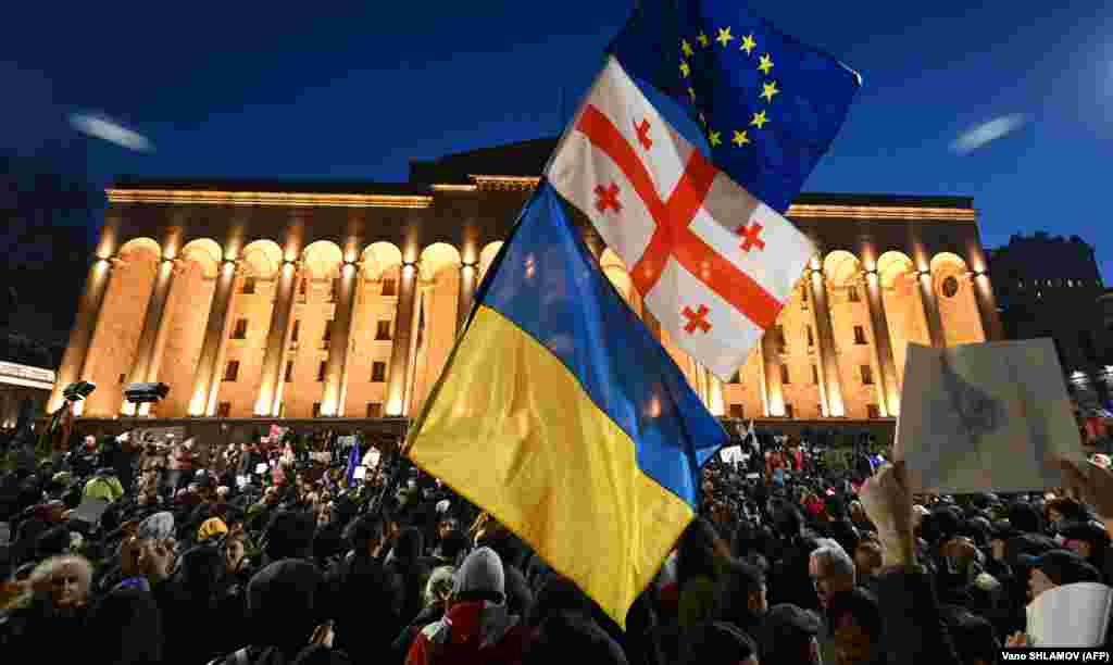К вечеру у здания парламента внось собрались тысячи демонстрантов. Фото&nbsp;&mdash;&nbsp;Vano Shlamov (AFP).