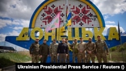 Ukrajinski predsjednik Volodimir Zelenski sa vojnicima u oblasti Donjeck, 19. aprila 2024.