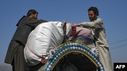 ارشیف: افغان کډوال چې له پاکستانه افغانستان ته راستنېږي.