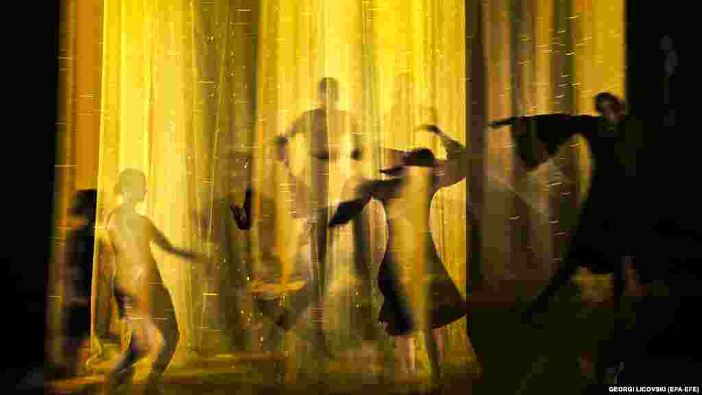 Plesači iz Skopskog plesnog teatra koji izvode Lejdi Magbet Risime Risimkin tokom plesnog festa u Skoplju. &nbsp;