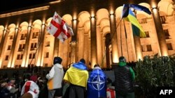 Під час акції протесту біля будівлі парламенту Грузії проти законопроєкту про «іноземних агентів», який його супротивники називають «російським законом». Тбілісі, 7 березня 2023 року