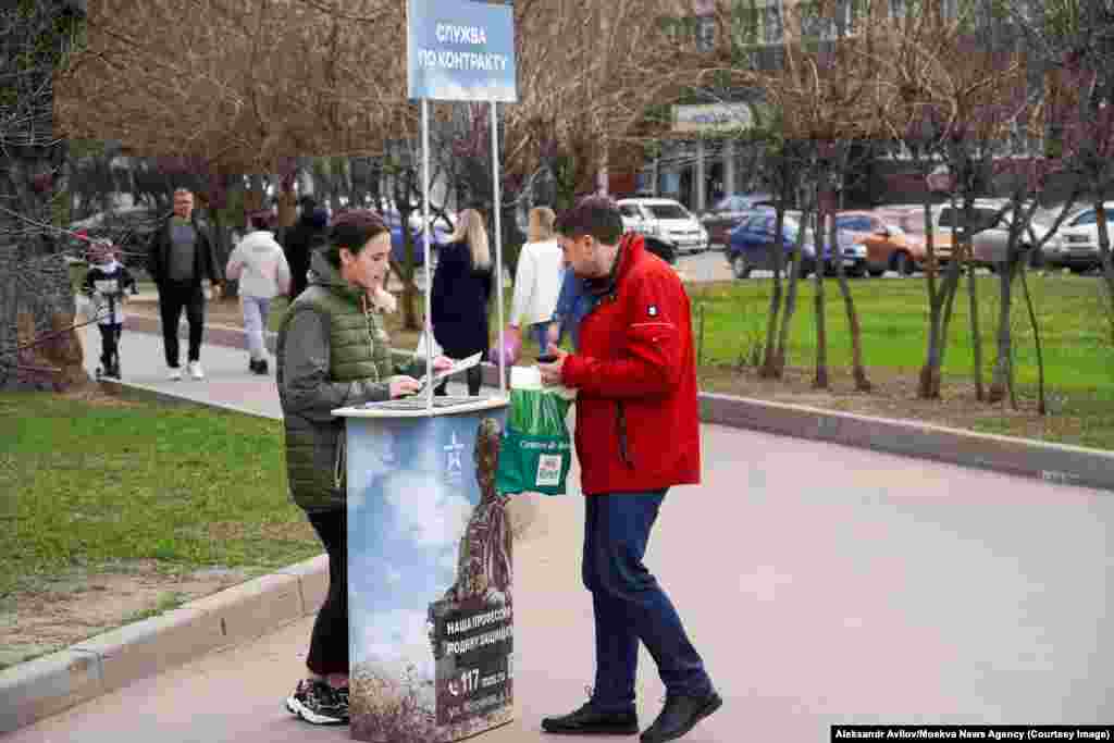 Această fotografie din 13 aprilie arată un stand din Moscova unde pot obține informații și chiar semna contracte cei care doresc să ia parte la invazia Ucrainei.