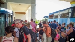 Turiști evacuați din hotelul lor amenințat de incendii, insula Rodos, Grecia, luni 24 iulie 2023.