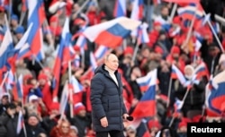 Президент России Владимир Путин выступает с речью во время концерта, посвященного восьмой годовщине аннексии Крыма Россией, на стадионе Лужники в Москве, 18 марта 2022 года